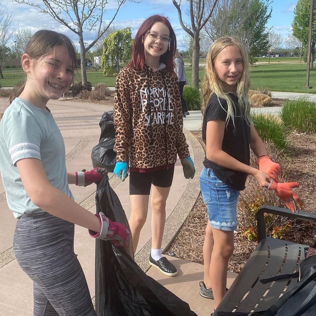 students picking up trash in park